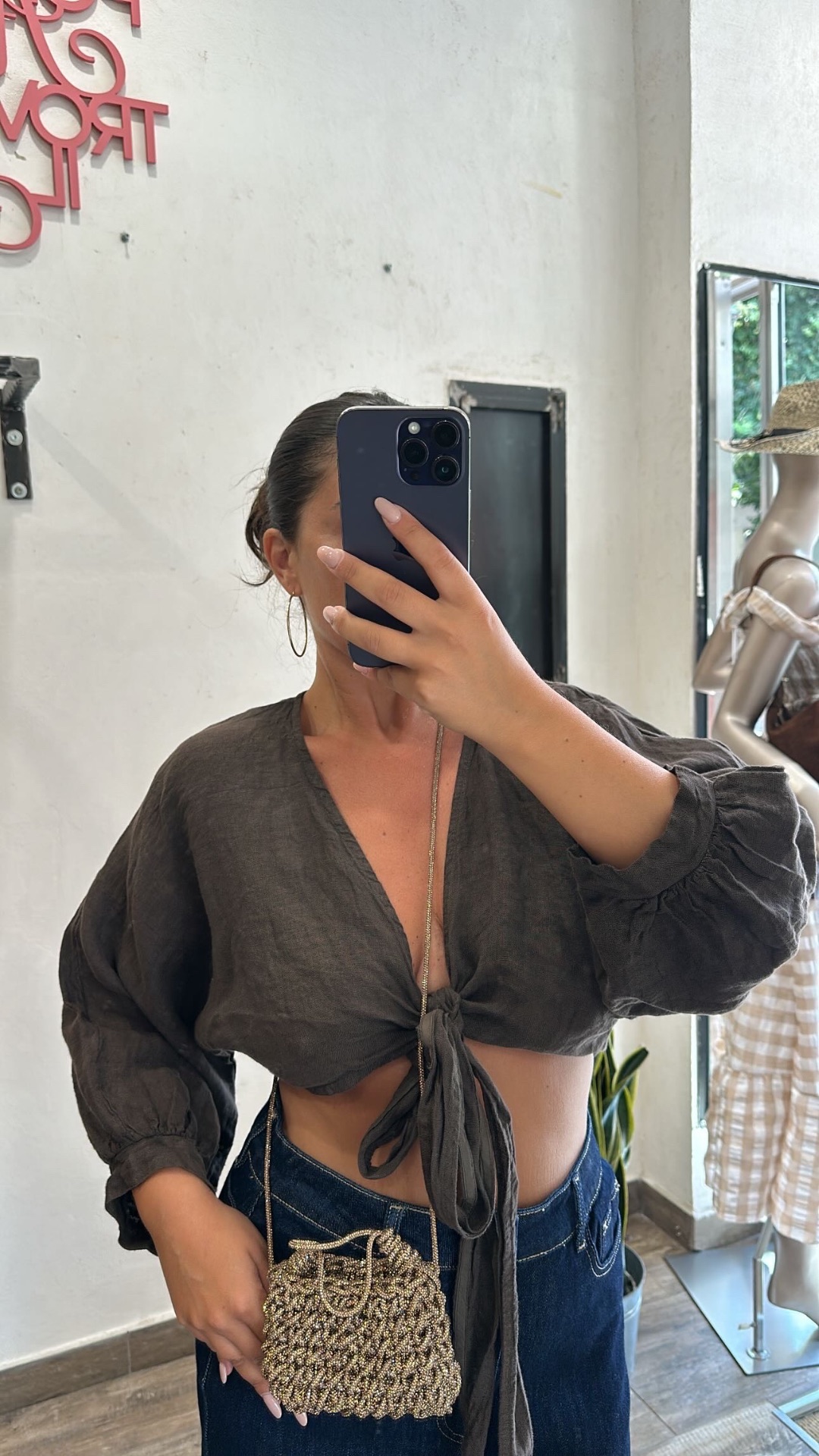 Top cropped in lino con nodo frontale