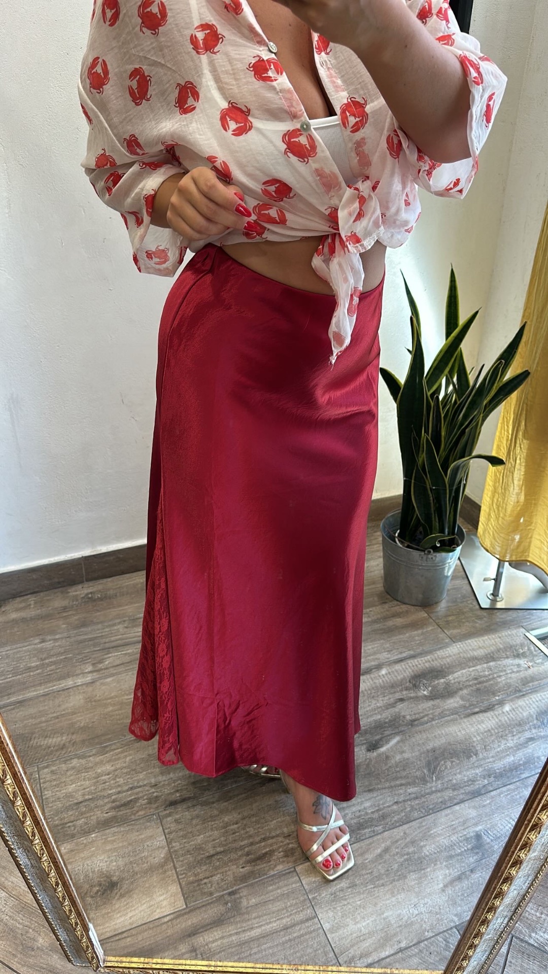 Gonna lunga in satin con inserti in pizzo