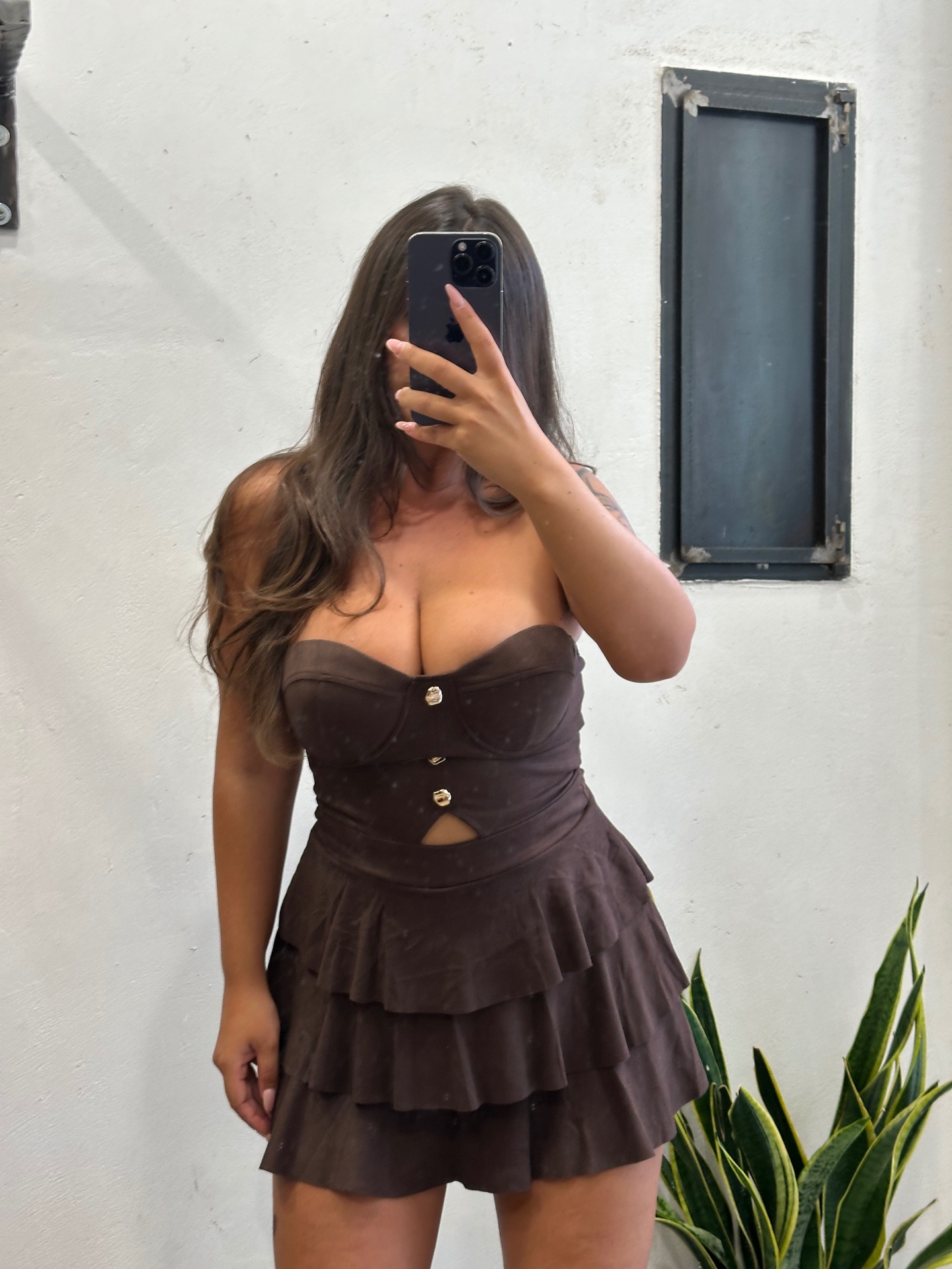 Abito corto bustier con bottoni e gonna a balze