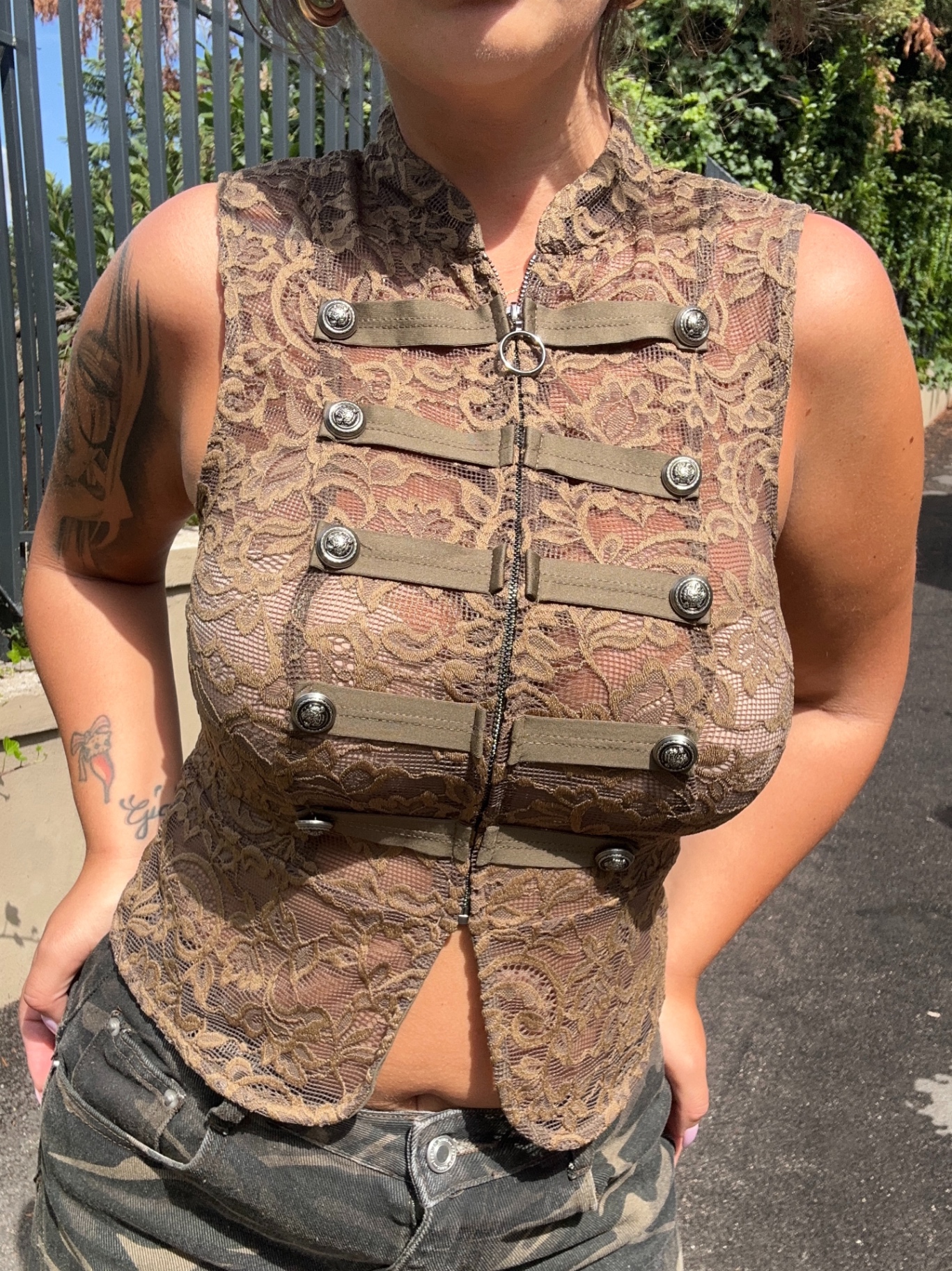 Top in pizzo con bottoni