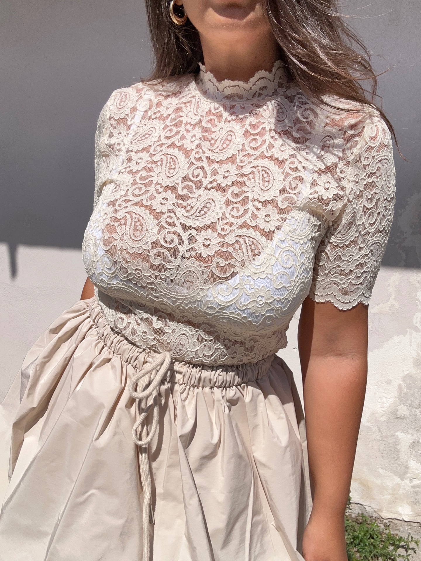 Top in pizzo a collo alto