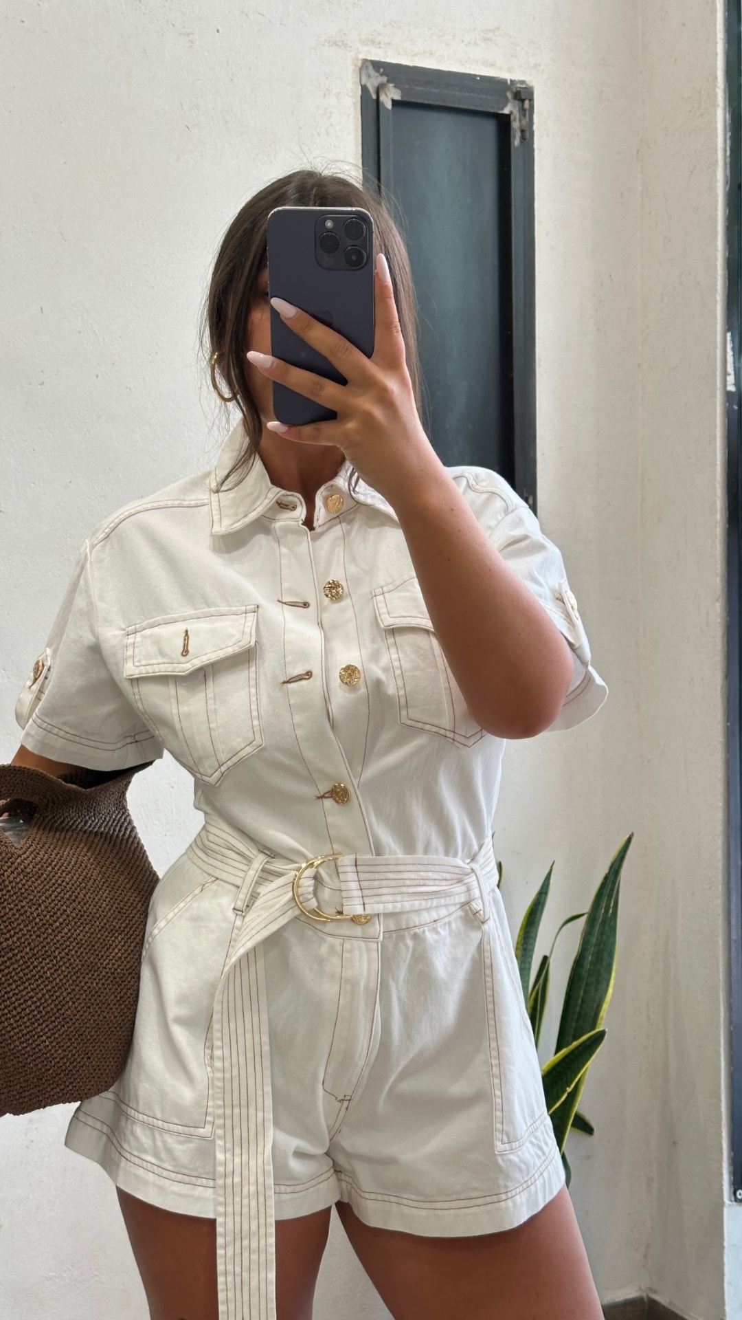 Tuta corta in denim panna con bottoni oro e cintura