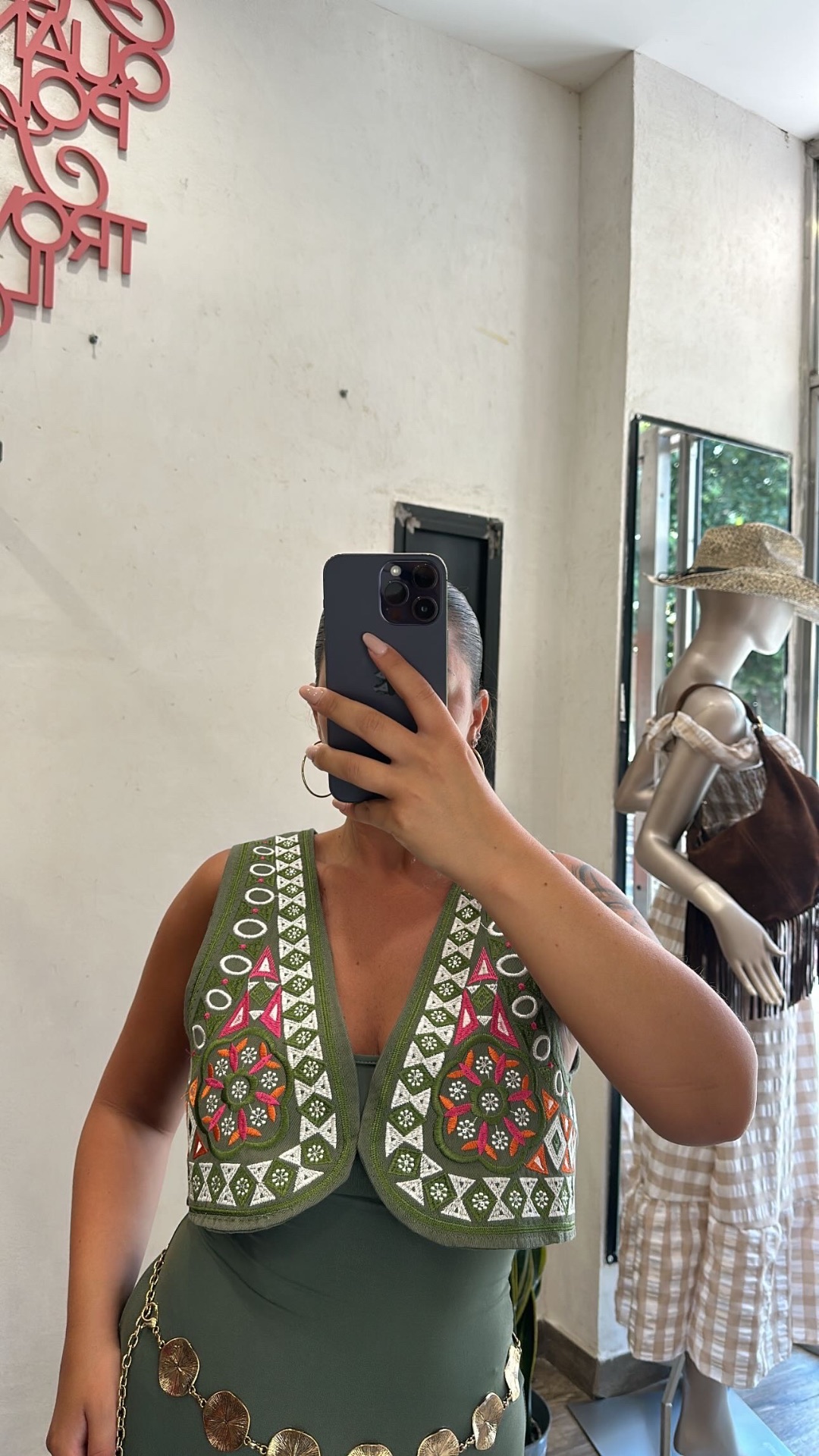Gilet cropped ricamato etnico verde militare