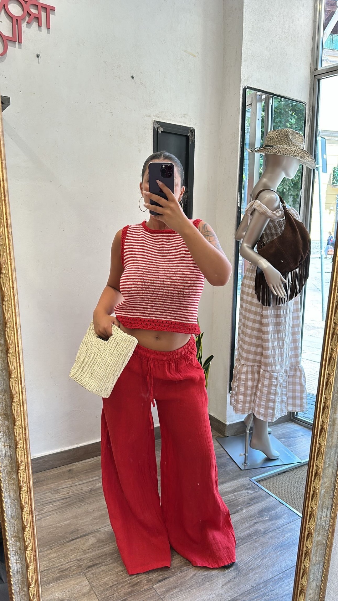 Top smanicato a righe con dettagli crochet