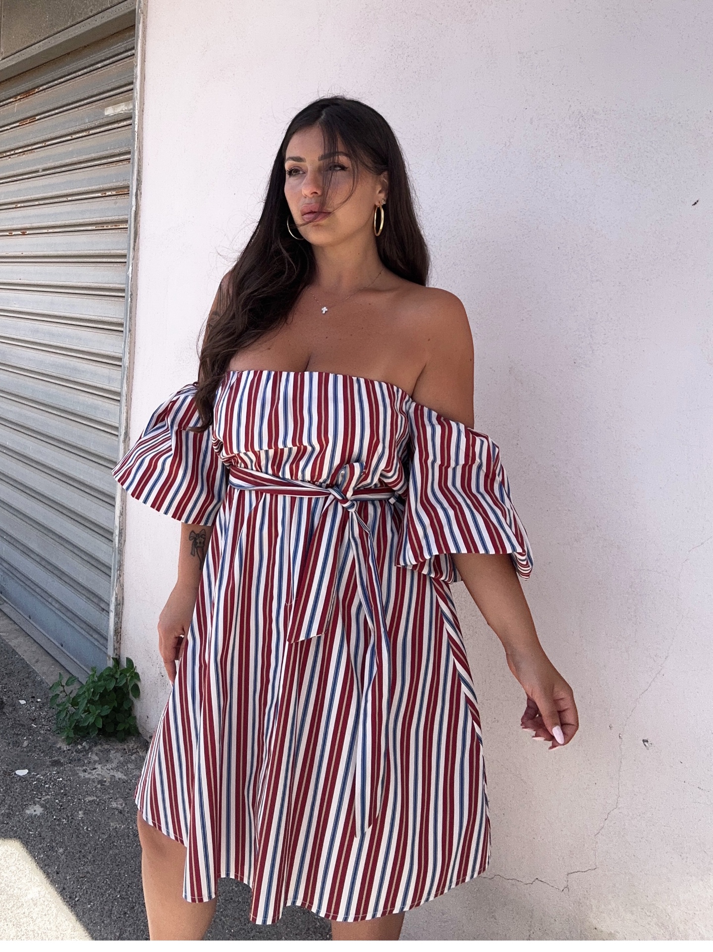 Abito bardot a righe in cotone con fiocco