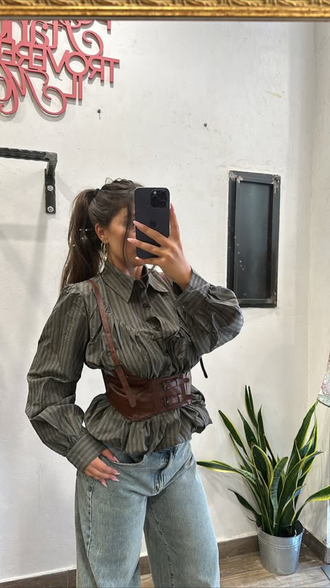 Camicia a righe con cintura in pelle