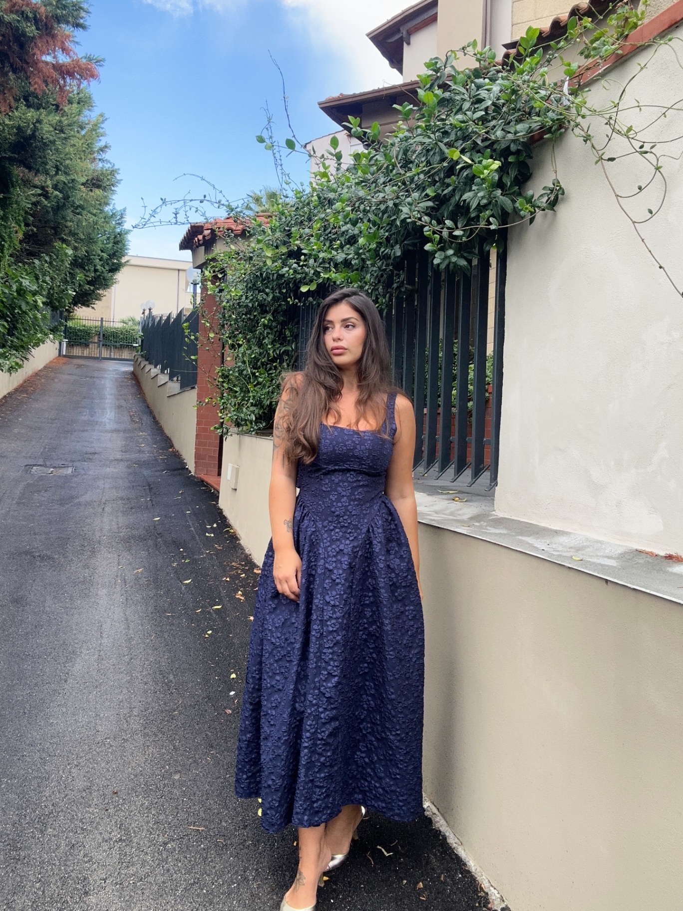 Abito midi fantasia con fiocco sul retro