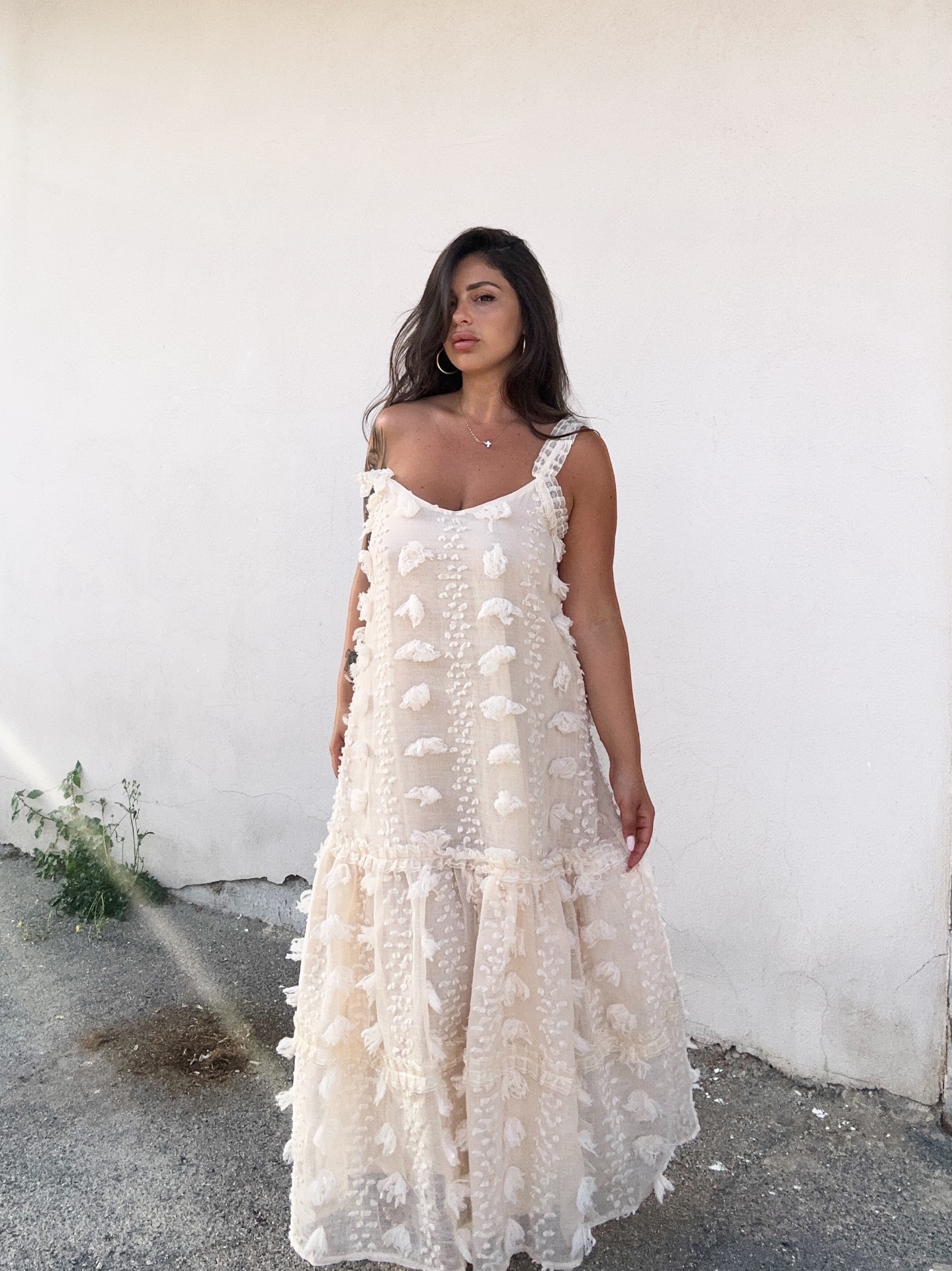 Abito lungo in tulle ricamato con frange