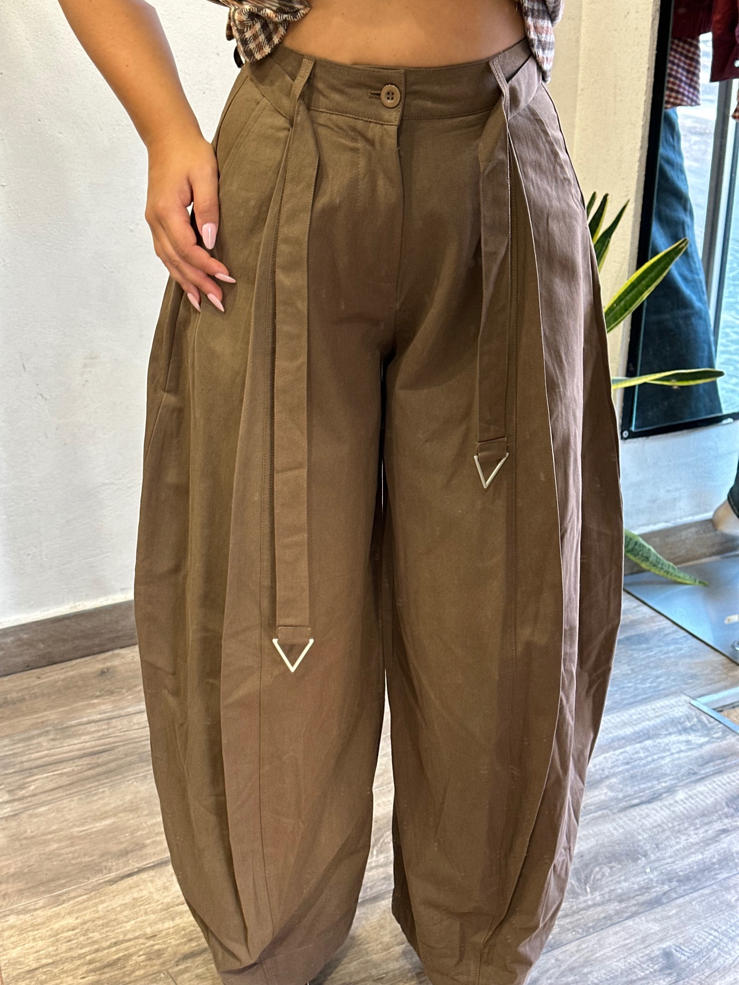 Pantalone balloon marrone con lacci