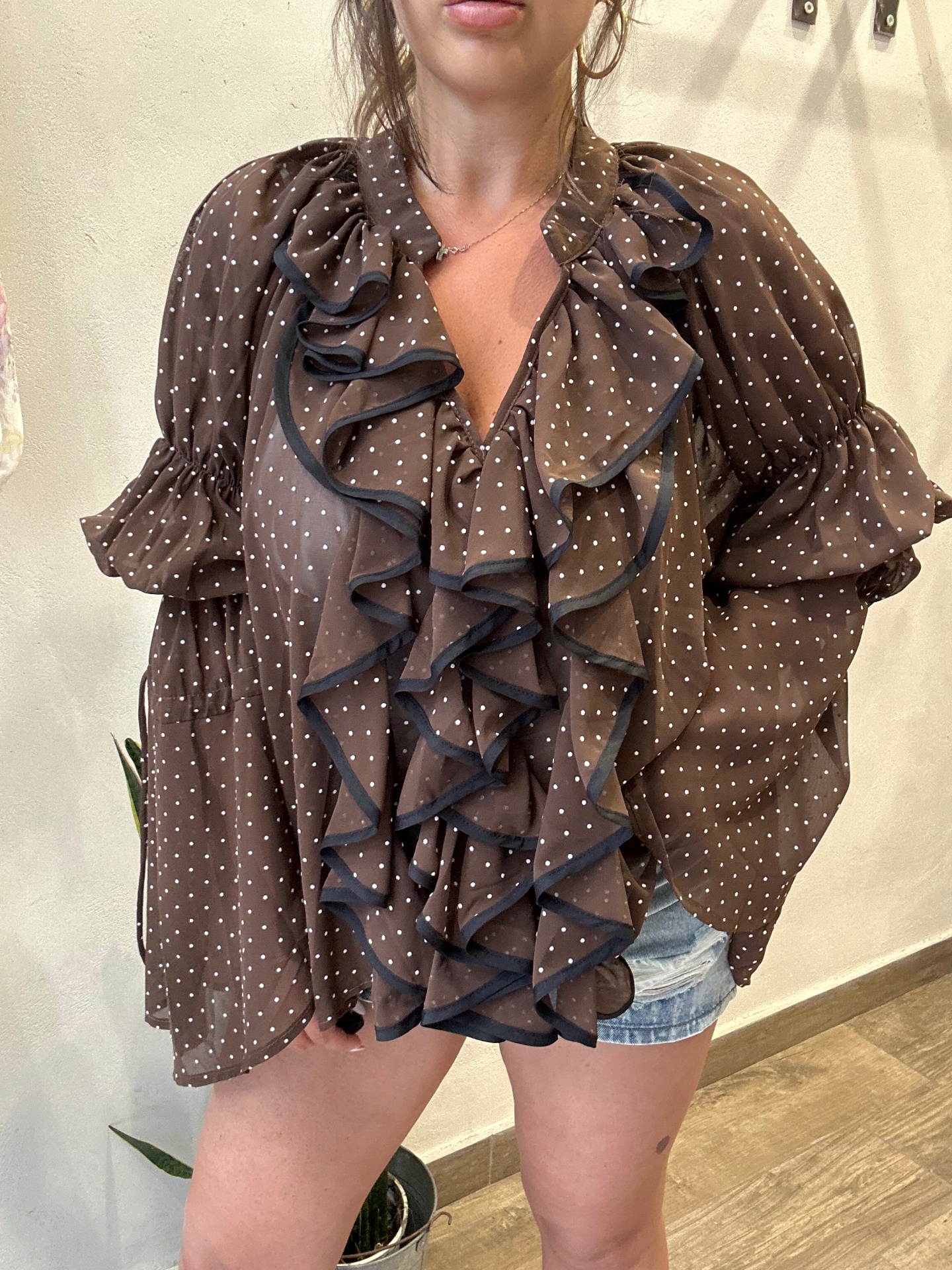 Camicia pois marrone con volant